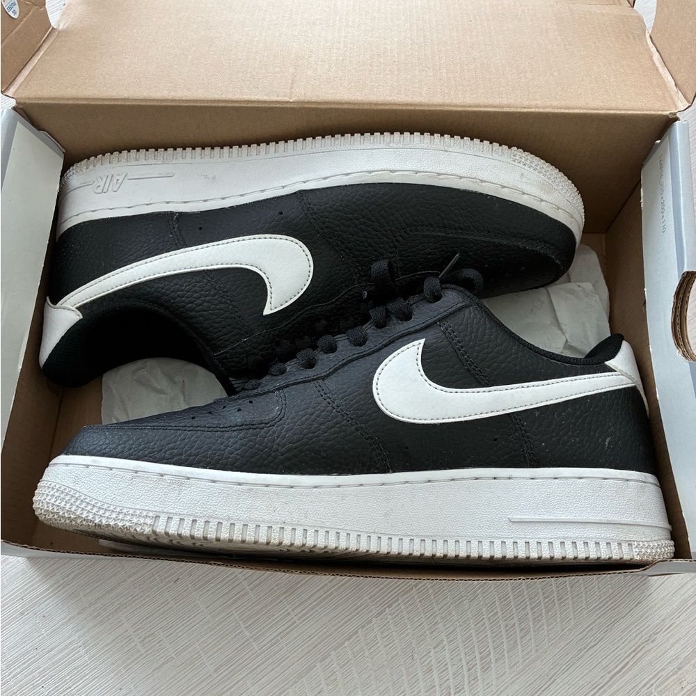 Nike Men's Black and White Sneakers